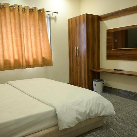 Hotel Anand 우자인 외부 사진