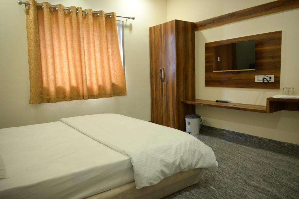 Hotel Anand 우자인 외부 사진