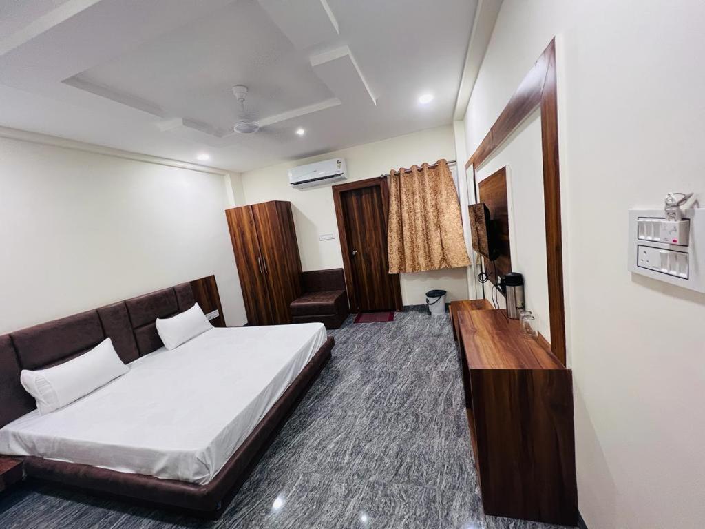 Hotel Anand 우자인 외부 사진